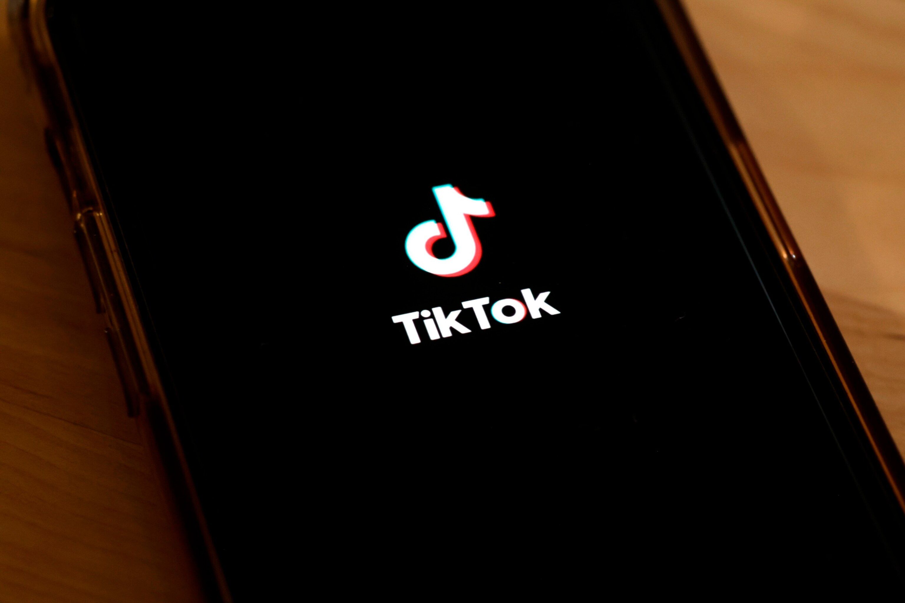 手机屏幕上的TikTok应用